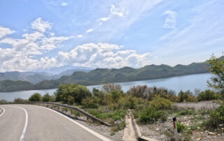 Lac de Shkodra avec les montages du bord