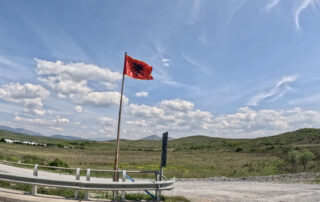 Aigle noir sur fond rouge : drapeau Albanais