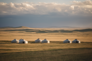 Scène de la steppe en Mongolie avec des yourtes blanches au premier plan et un ciel sombre