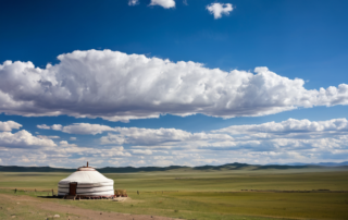 Paysage de steppe mongole, une yourte traditionnelle sous des nuages épais et menaçants