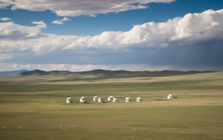 Scène de steppe mongole au coucher du soleil, avec des yourtes et des nuages sombres