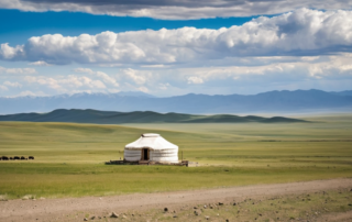 Yourte isolée dans une large plaine de Mongolie sous un ciel lourd et nuageux