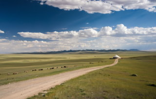 Étendue herbeuse de la steppe mongole avec des yourtes et des collines lointaines sous un ciel orageux