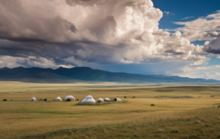 Paysage de steppe mongole avec des yourtes traditionnelles sous un ciel nuageux