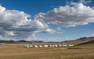 Yourtes mongoles entourées de collines verdoyantes sous un ciel orageux