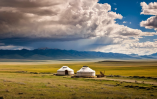 Vue d'une vaste étendue de steppe en Mongolie, parsemée de yourtes blanches et de montagnes en arrière-plan