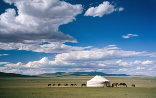 Yourte et chevaux au milieu d’une vaste plaine mongole, sous un ciel couvert et dramatique